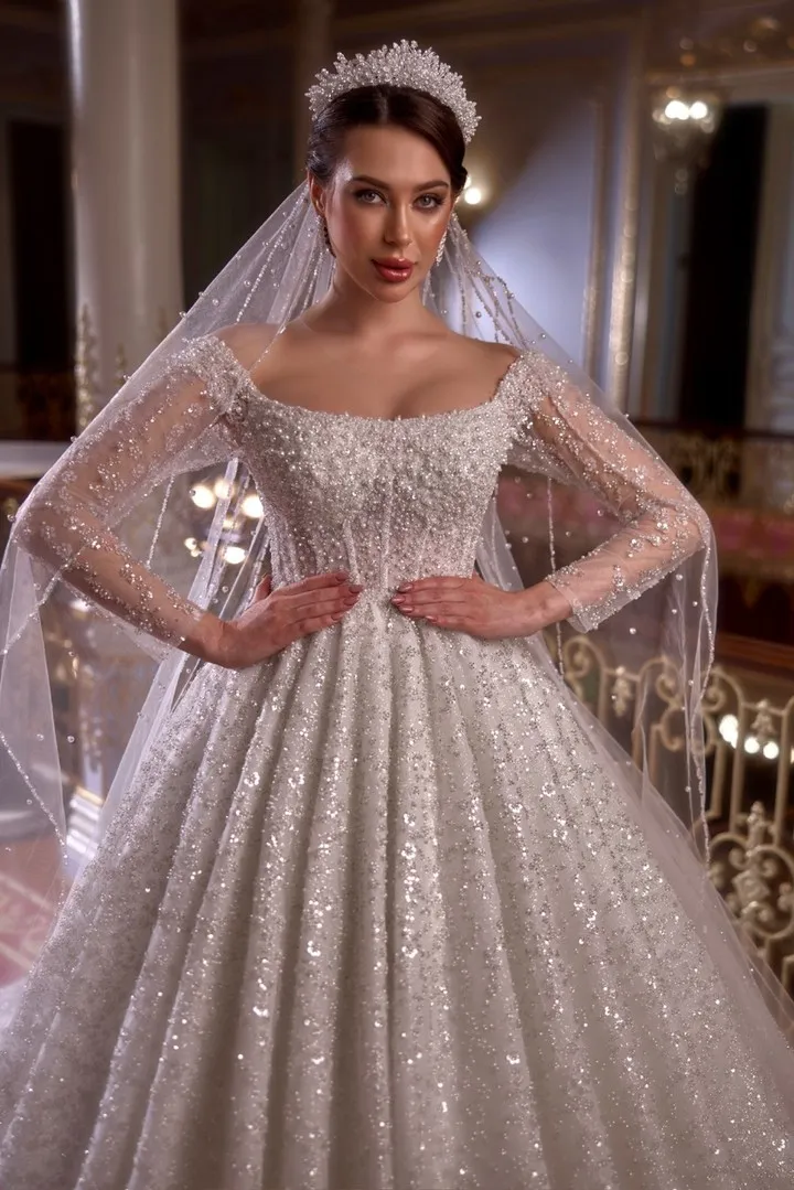 Derin V Yaka Uzun Kol Dantel İşlemeli Helen Gelinlik